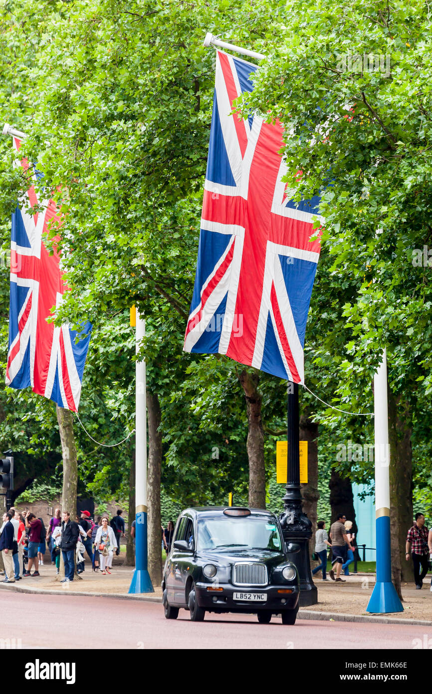 Taxi británico en el Mall, Londres, Inglaterra, Reino Unido Foto de stock