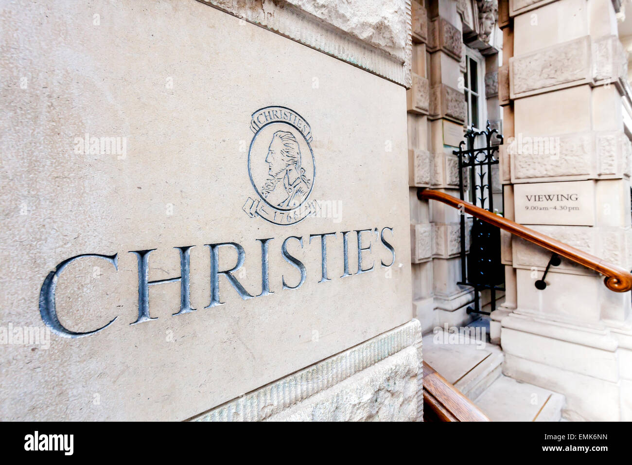 Logo, la placa en la casa de subastas Christie's, en Londres, Inglaterra, Reino Unido Foto de stock