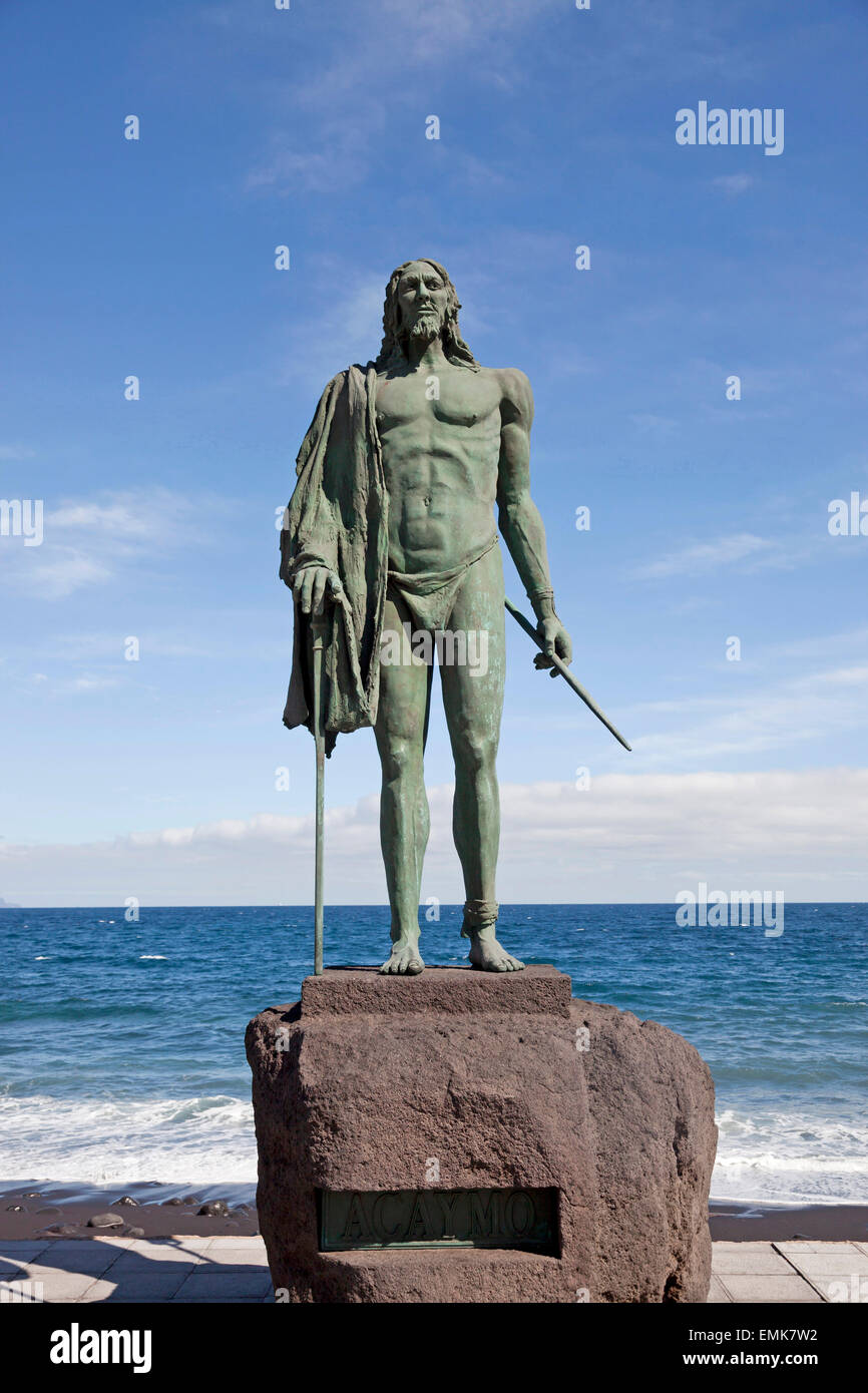 Estatua del rey Guanche Mencey Acaymo, en la costanera, Candelaria, Tenerife, Islas Canarias, España Foto de stock