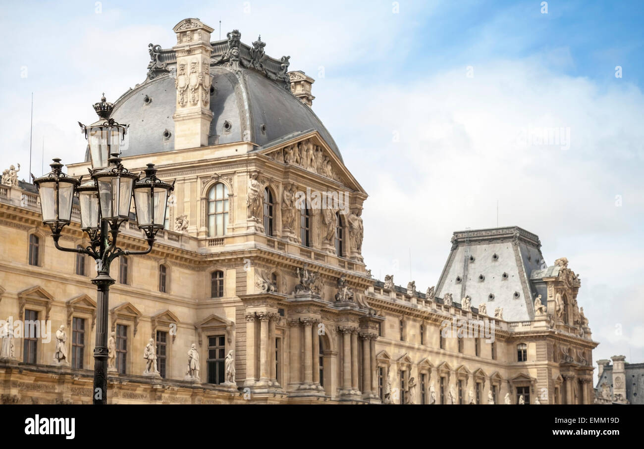 París, Francia - 09 de agosto de 2014: Negro lámpara de la calle y la Fachada del museo del Louvre, el enfoque selectivo con poca DOF Foto de stock