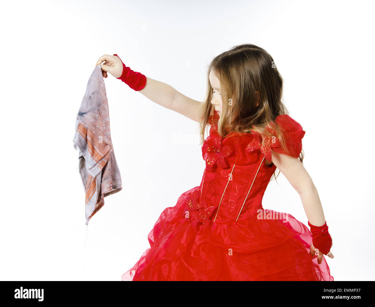 Cenicienta joven vestida de rojo prepara para rp la planta por la tela está  sucia. Contraste cosas concepto Fotografía de stock - Alamy