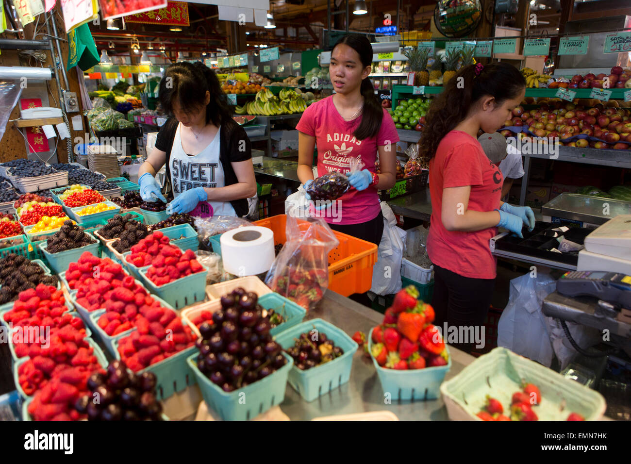 Mercado de alimentos biológicos en la isla de Granville, Vancouver Foto de stock