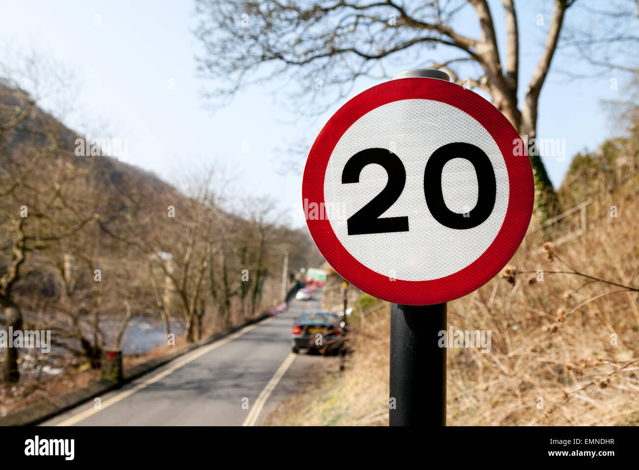 Señal de límite de velocidad del Reino Unido; una señal de límite de velocidad de 20mph ( millas por hora ) en una carretera en Richmond, Yorkshire, Inglaterra, Reino Unido Foto de stock