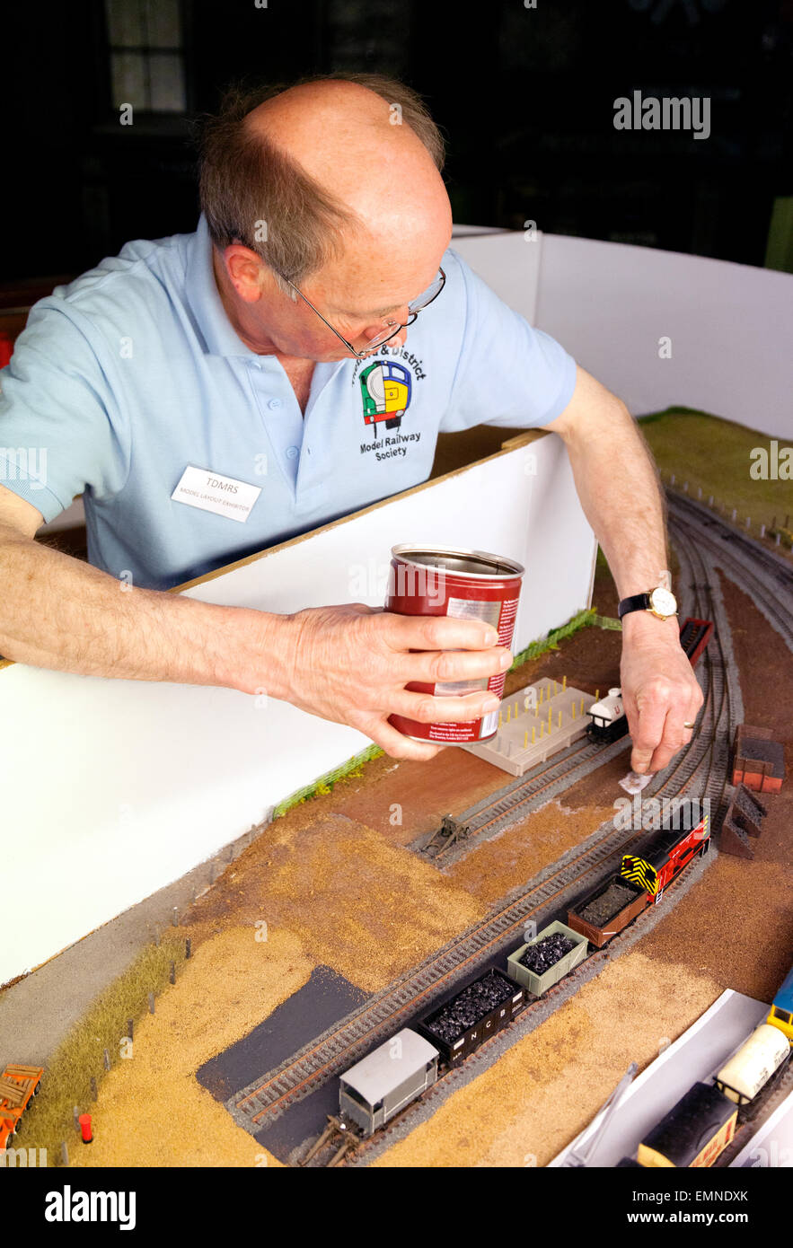 Un modelo entusiasta de ferrocarril la construcción de una vía, Bressingham Museo de vapor, Norfolk UK Foto de stock