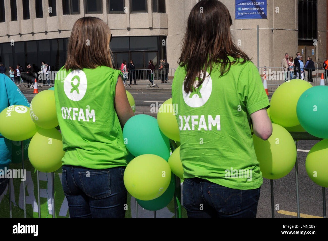 Oxfam voluntarios en el Maratón de Brighton Foto de stock