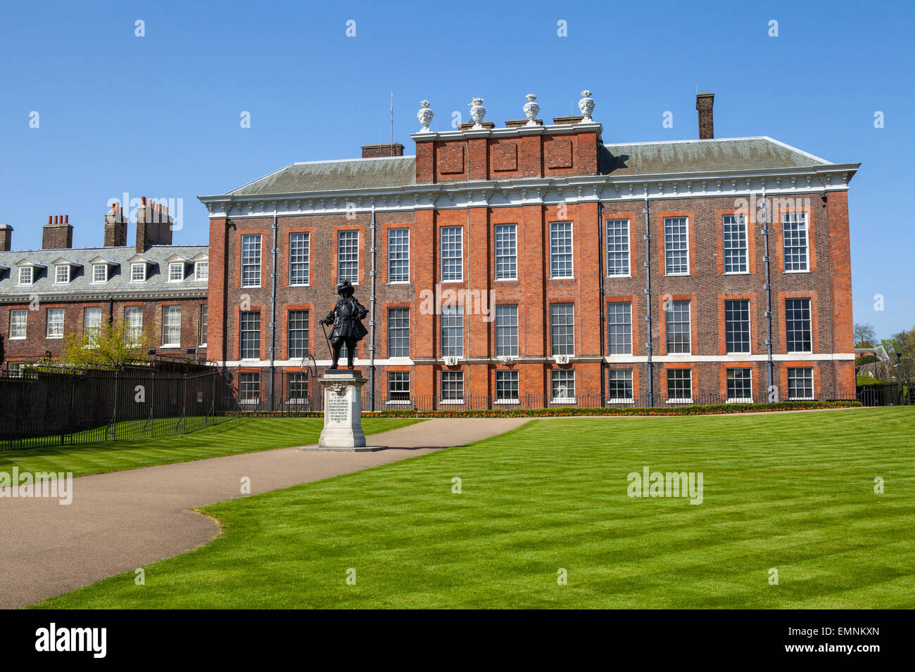 Una vista del magnífico palacio de Kensington en Londres, con la estatua del Rey Guillermo III en el primer plano. Foto de stock