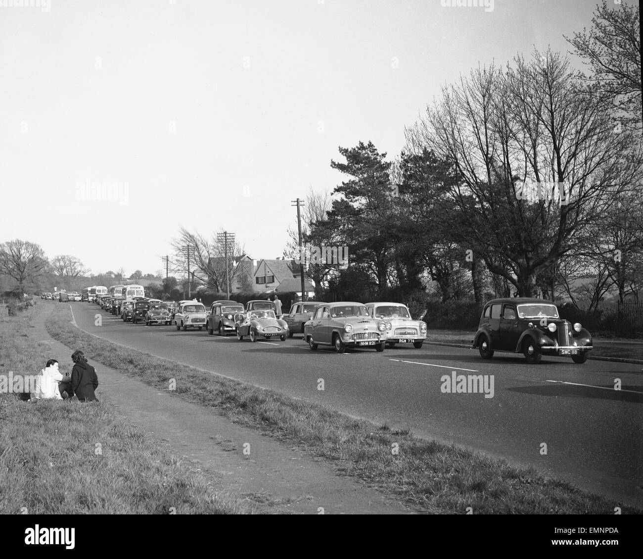 Vacaciones de Semana Santa el tráfico pesado se detiene fuera de Basingstoke . 20 de abril de 1960 Foto de stock