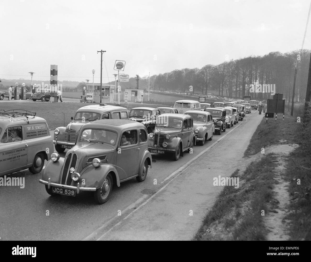 Vacaciones de Semana Santa el tráfico pesado se detiene fuera del transporte Torres Cafe, cerca de Basingstoke . 20 de abril de 1960 Foto de stock