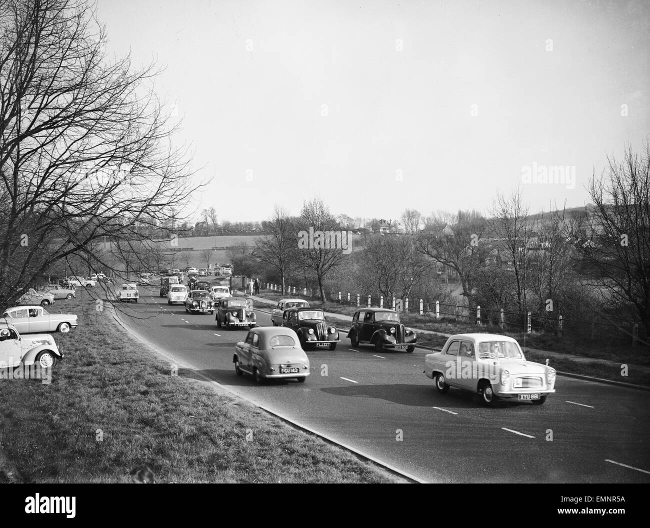 Vacaciones de Pascua pesado tráfico fuera de Basingstoke llevar a muchos automovilistas a salir de la carretera en el borde y tienen su picnic allí y, a continuación, . 20 de abril de 1960 Foto de stock
