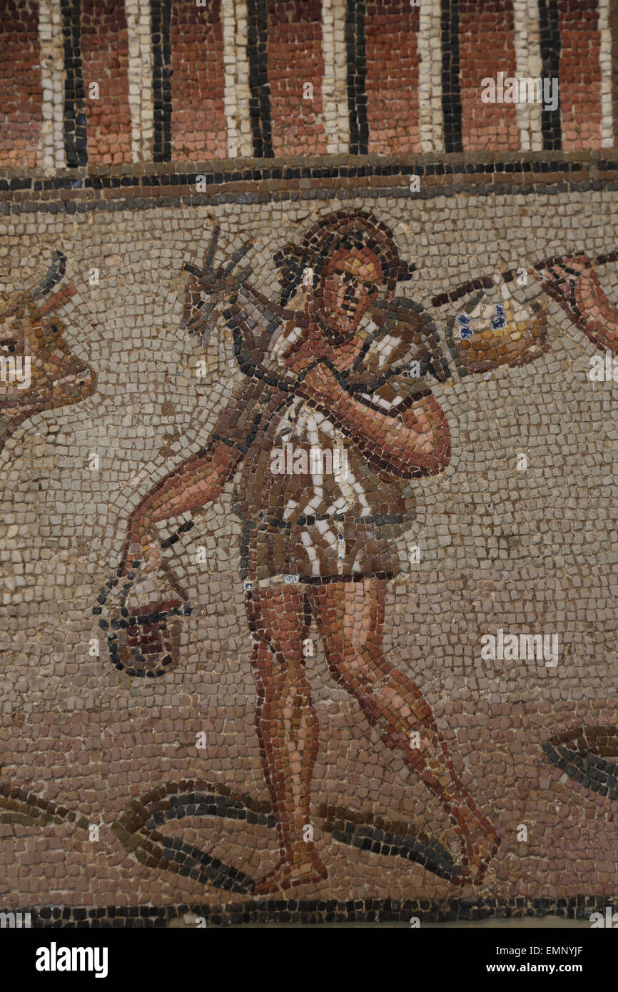 Mosaico romano con escenas rurales y marinas. Imperial tardía, finales de 2ª-3ª C. AD. Detalle. Obrero con túnica corta. Foto de stock