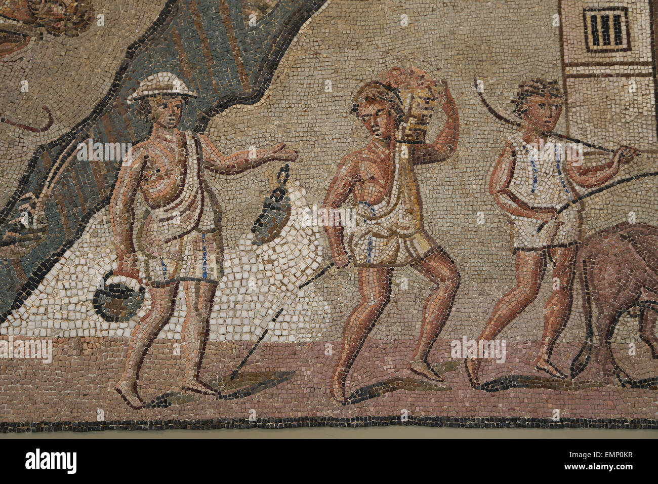 Mosaico romano con escenas rurales y marinas. Imperial tardía, finales de 2ª-3ª C. AD. Detalle. Workmans con túnicas cortas. Foto de stock