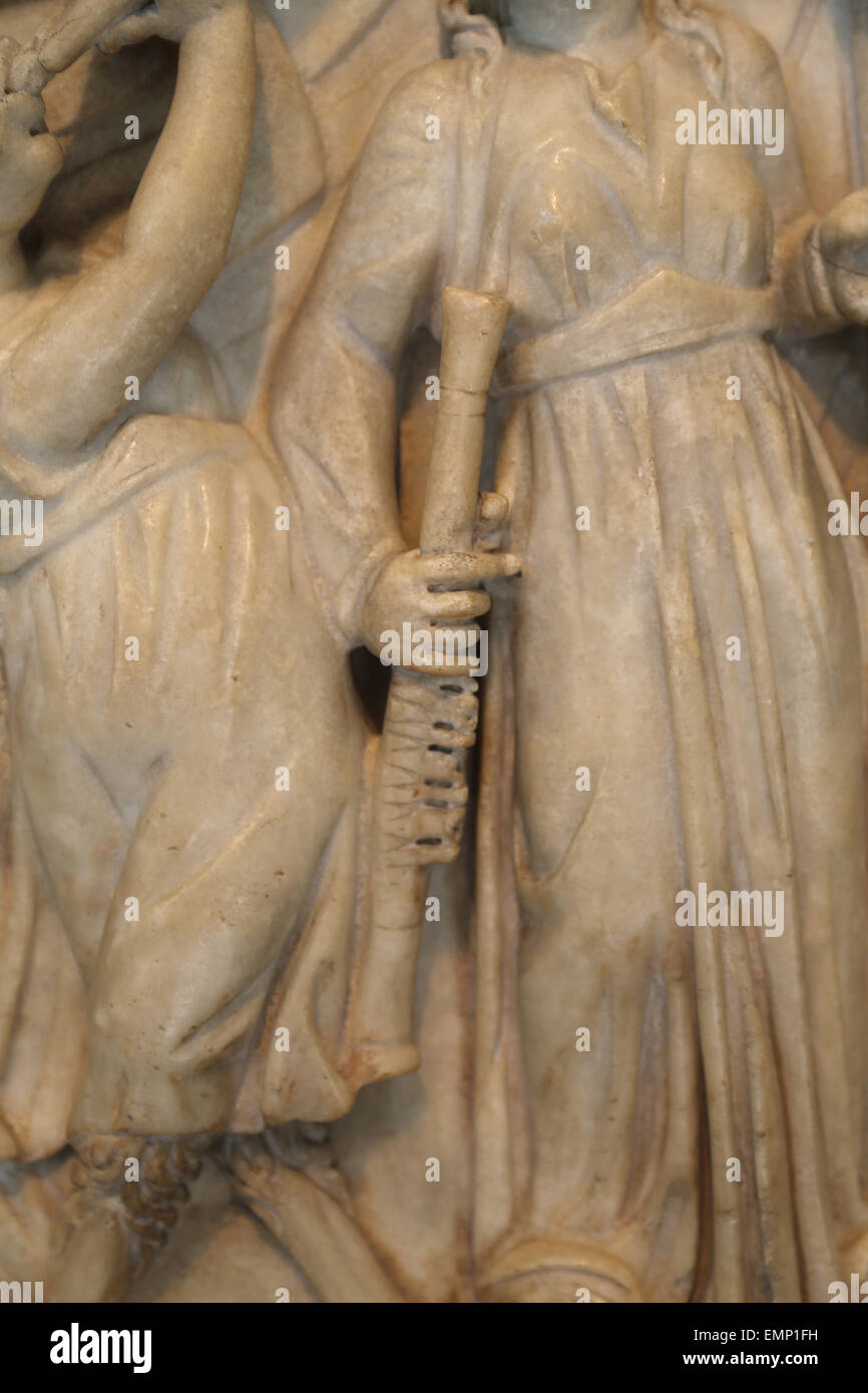 Sarcófago romano con el concurso entre las musas y las Sirenas. Período Severan. 3º C. AD. Detalle instrumento musical. Foto de stock