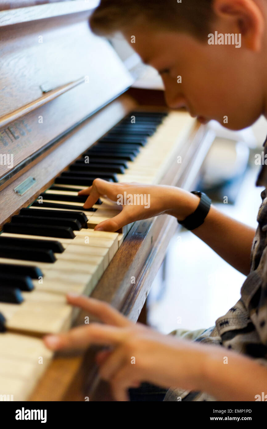 Chico tocando el piano Fotografía de stock - Alamy