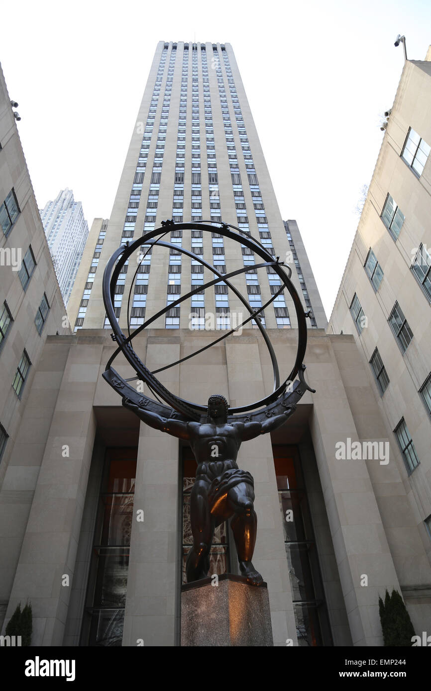 Ee.Uu.. La Ciudad de Nueva York. Estatua del Titán Atlas, por Lee Lawrie, 1937. Estilo Art Deco. El Rockefeller Center. 5Th Avenue. Manhattan. Foto de stock