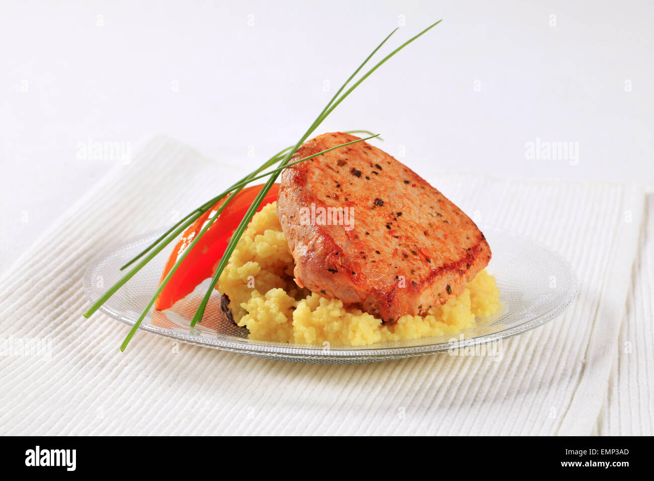Puerco marinado servido con cuscús Foto de stock