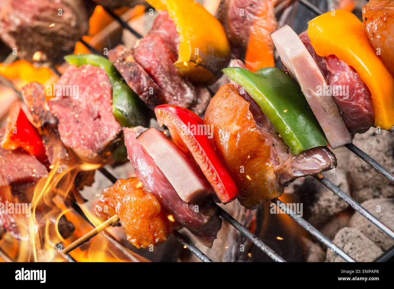 Deliciosa brocheta de verduras y carne en el asador Fotografía de stock -  Alamy