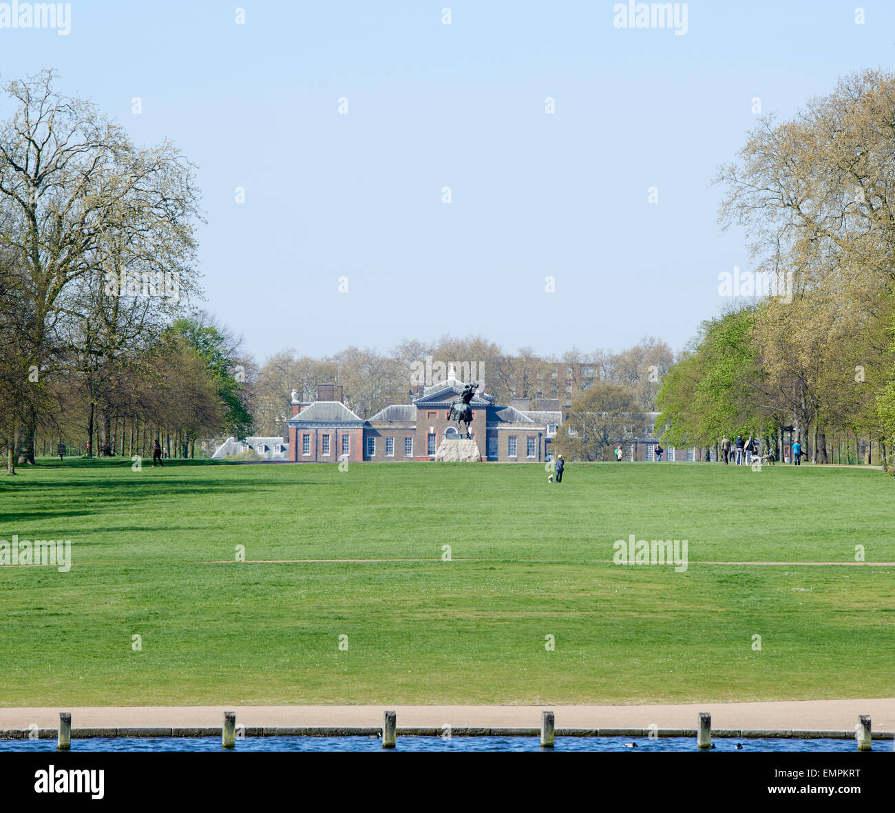 Londres, Reino Unido - 22 de abril: El Palacio de Kensington visto desde el lago Serpentine en un soleado día de primavera, con George Frederic Watts's equin Foto de stock