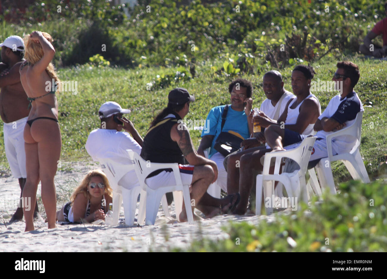 06 Julio 10 Rio De Janeiro Brasil El Futbolista Brasileno Del Ac Milan Ronaldinho Gaucho Fue Detectada Con Un Nuevo Misterio Rubia Y Algunos Amigos En La Playa De Barra Da Tijuca Zona