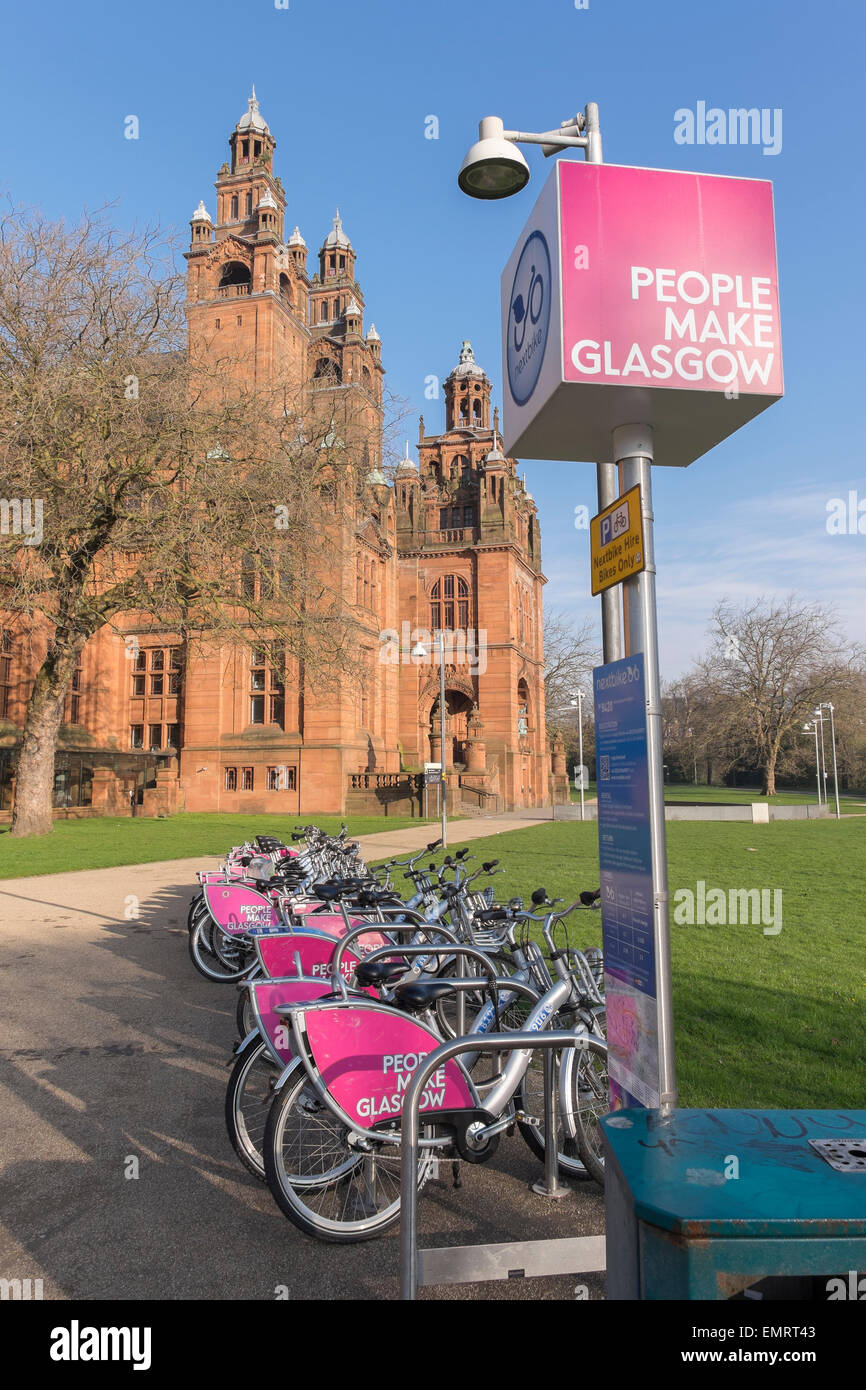 La gente hace Glasgow siguiente soporte de la bici con una gran variedad de bicicletas para alquilar cerca de Museo Kelvingrove, Glasgow, Escocia, Reino Unido Foto de stock