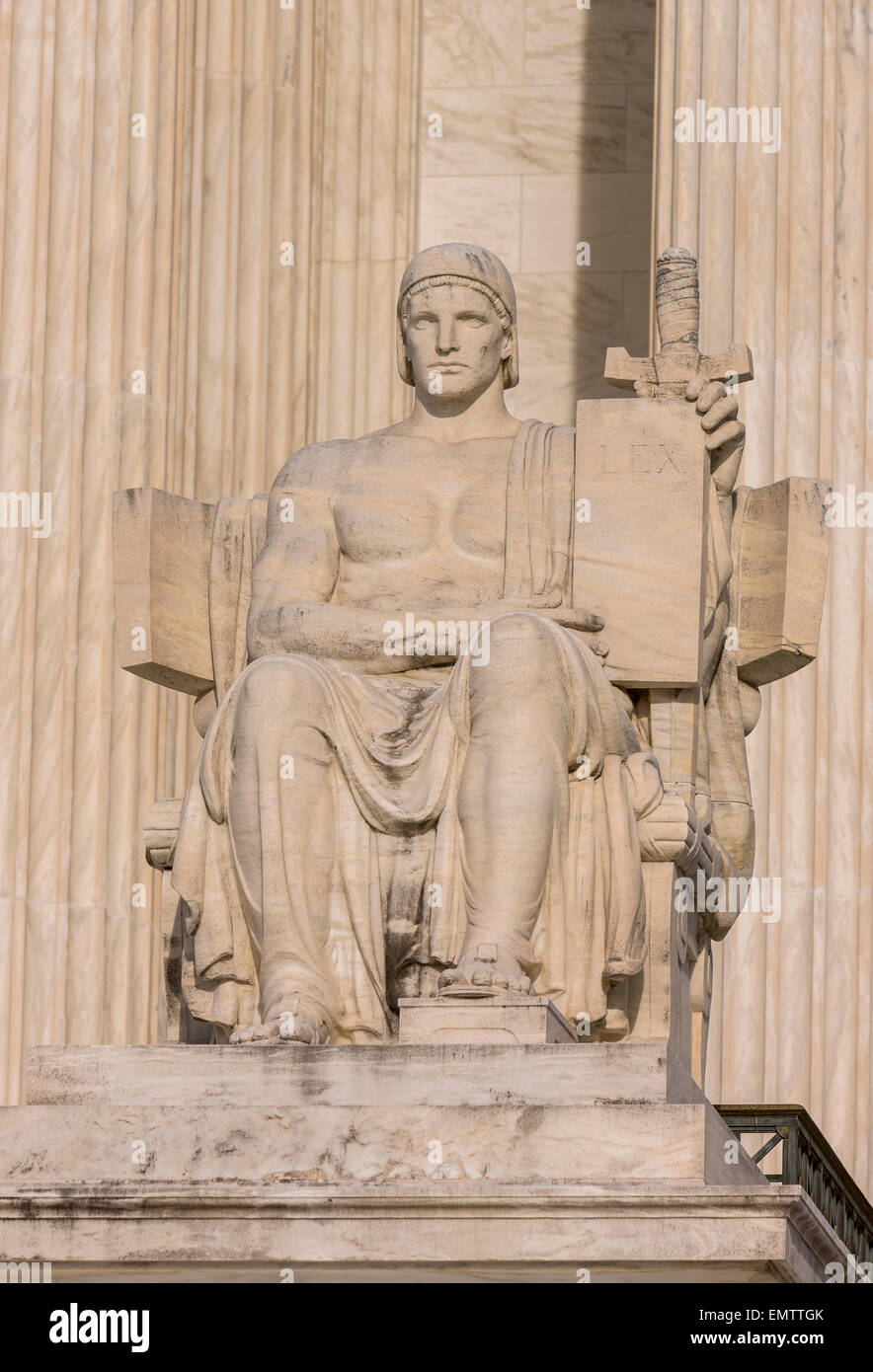 WASHINGTON, DC, Estados Unidos - el Tribunal Supremo de los Estados Unidos la construcción exterior. "Autoridad de Derecho" escultura de James Earle Fraser. Foto de stock