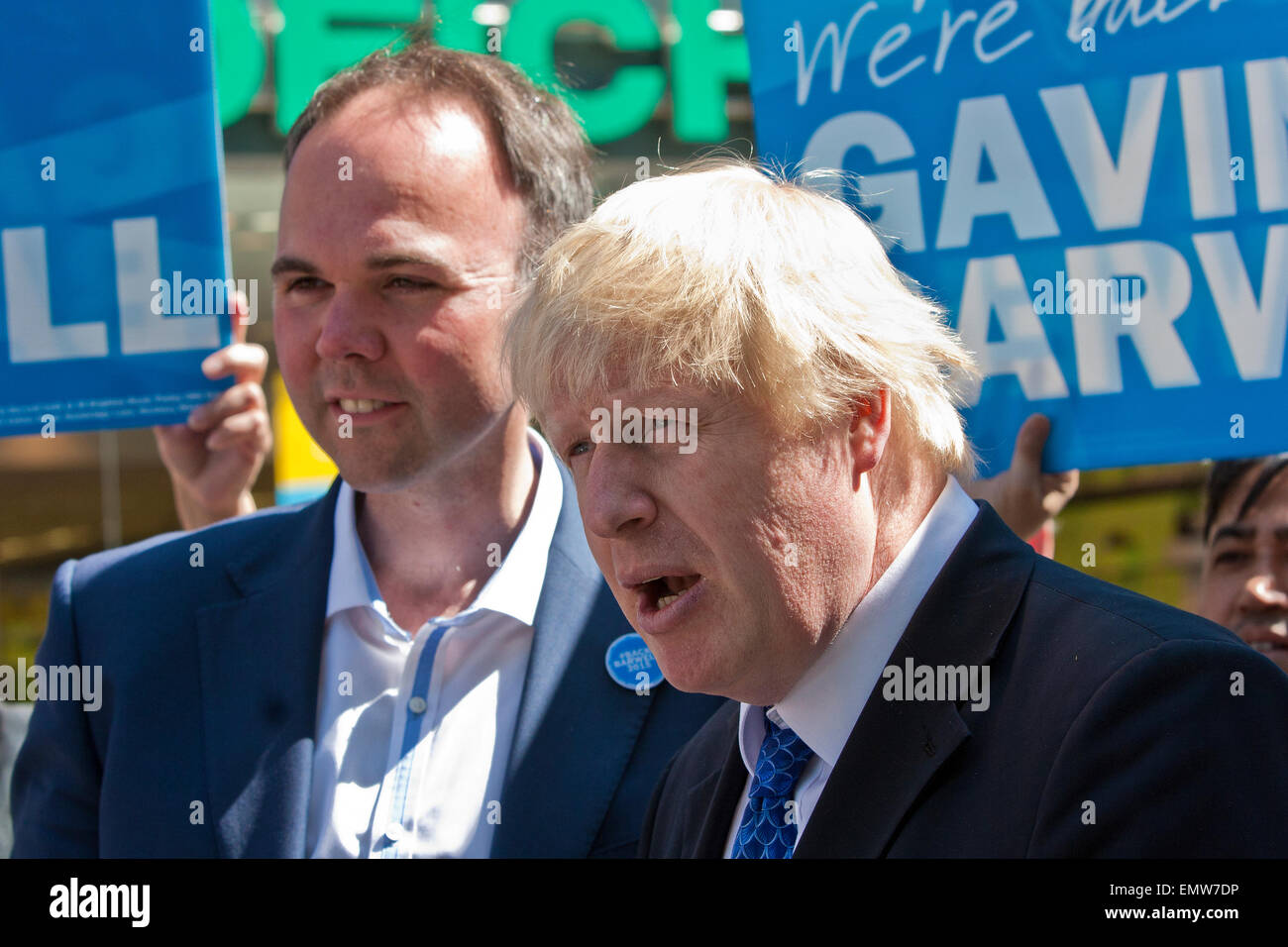 Londres, Reino Unido. 23 abr, 2015. Alcalde de Londres Boris Johnson en walkabout con Croydon Central MP Conservadora Gavin Barwell, al sur de Londres, Reino Unido. 23.04.2015. Crédito: Theodore liasi/Alamy Live News Foto de stock