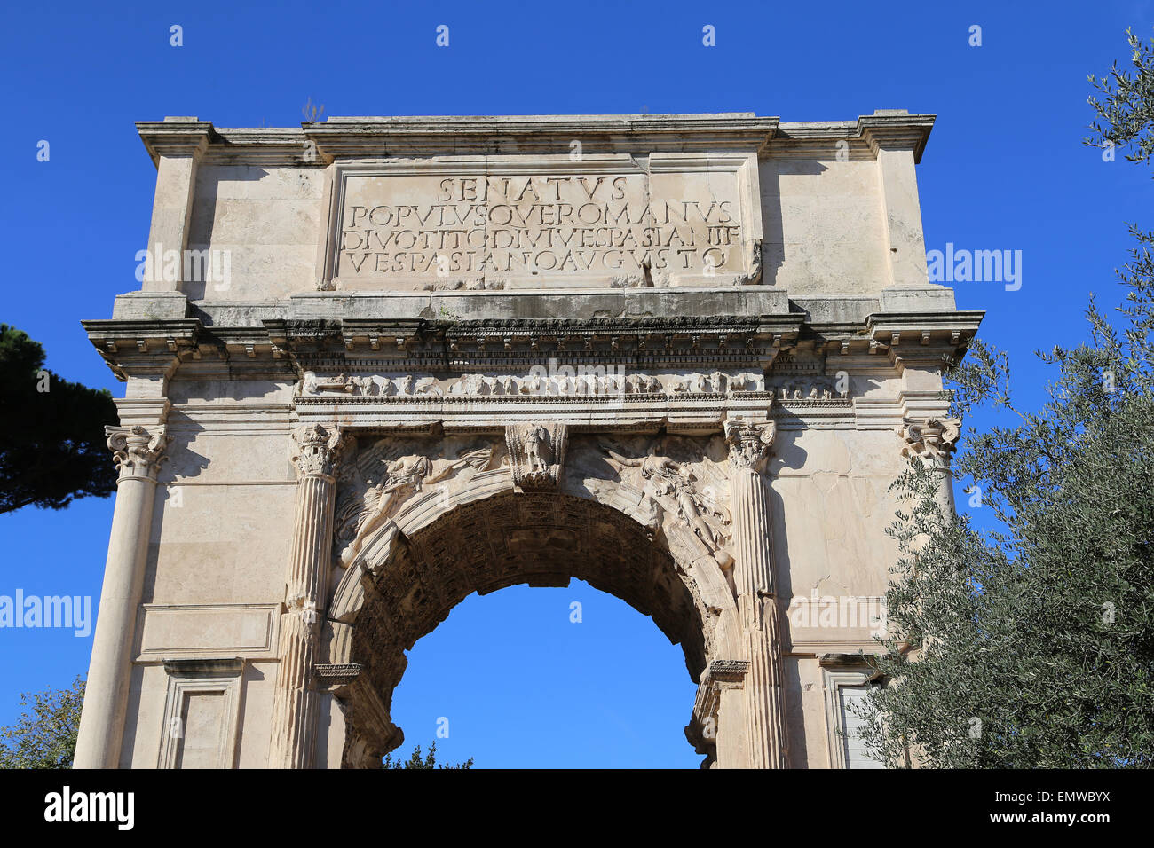 Italia. Roma. Arco de Tito. Construido en el 82 D.C. por el emperador Domiciano para conmemorar las victorias de Titus. Foto de stock