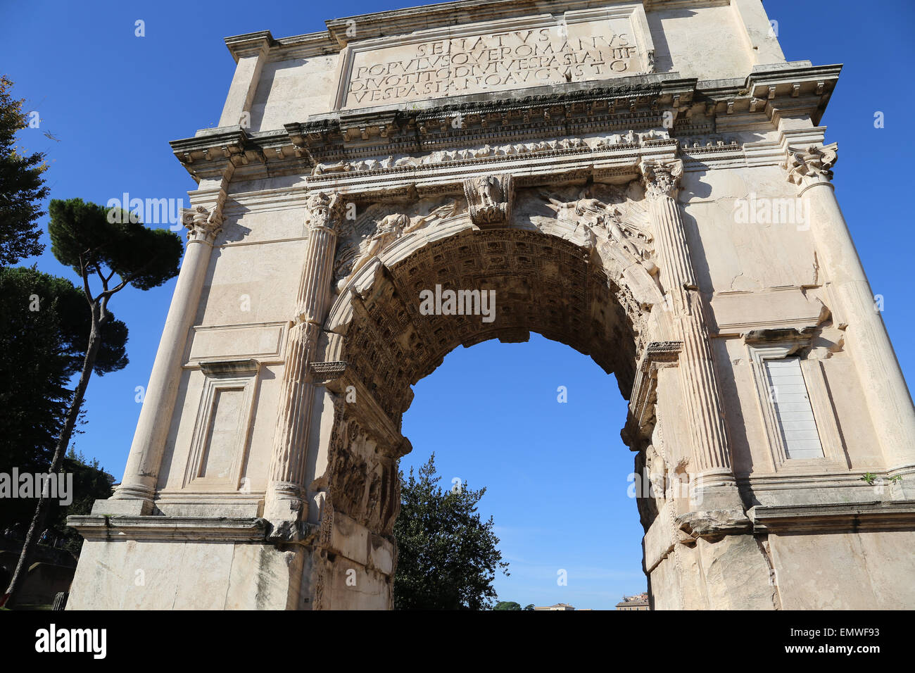 Italia. Roma. Arco de Tito. Construido en el 82 D.C. por el emperador Domiciano para conmemorar las victorias de Titus. Foto de stock