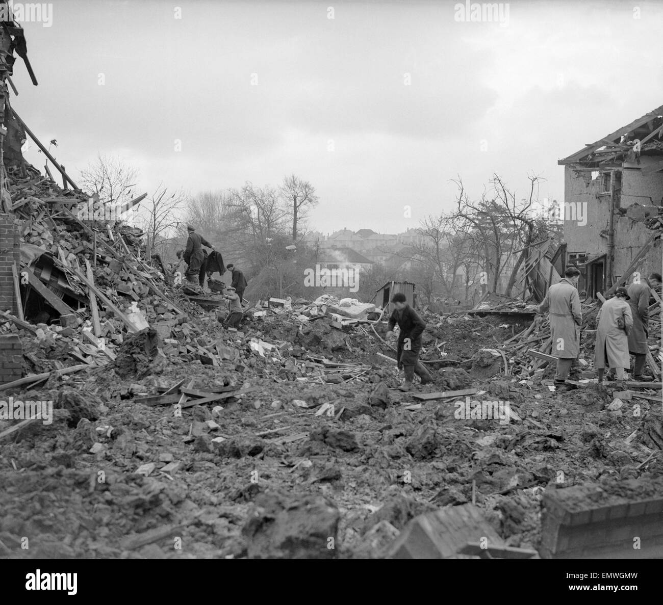 Air Raid daños civiles en Bristol buscar a través de los escombros de su bomba dañó casas tras un ataque aéreo en Bristol por la Luftwaffe (Fuerzas Aéreas alemanas) durante el blitz. Foto de stock