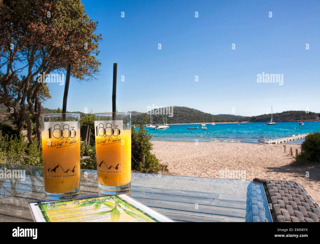 Bebidas en la playa fotografías e de alta resolución -