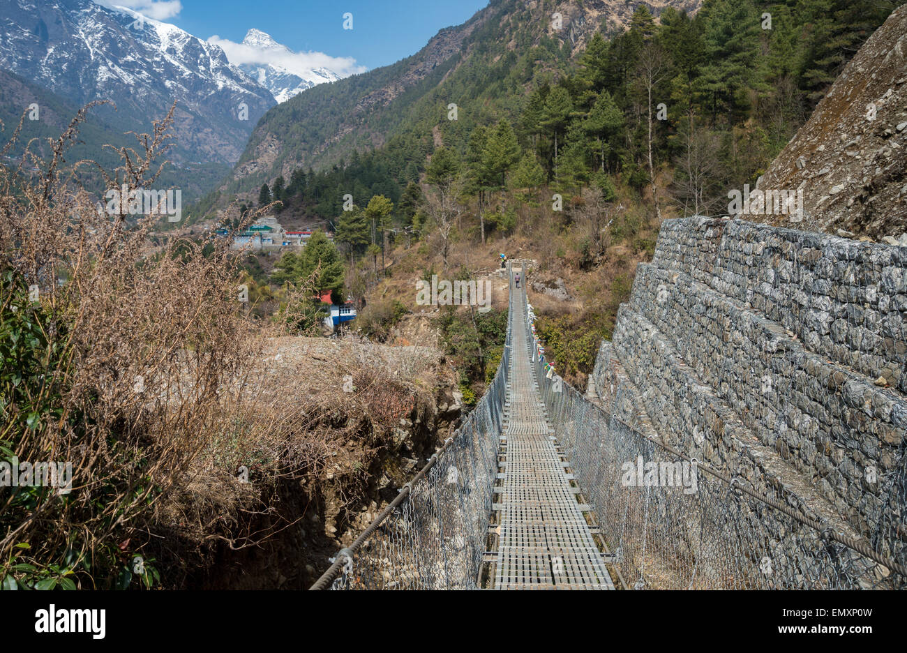 Cuerda de acero colgando puente colgante en Nepal Foto de stock