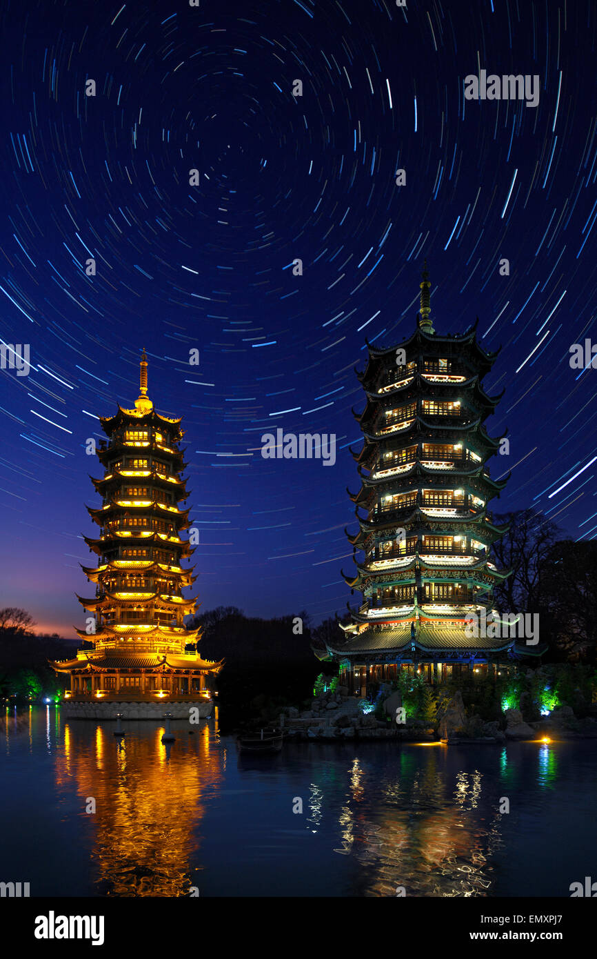 Astronomía - Estelas de estrellas durante el twin pagodas de abeto lago en la ciudad de Guilin en la región china de Guangxi Zhuang. Foto de stock