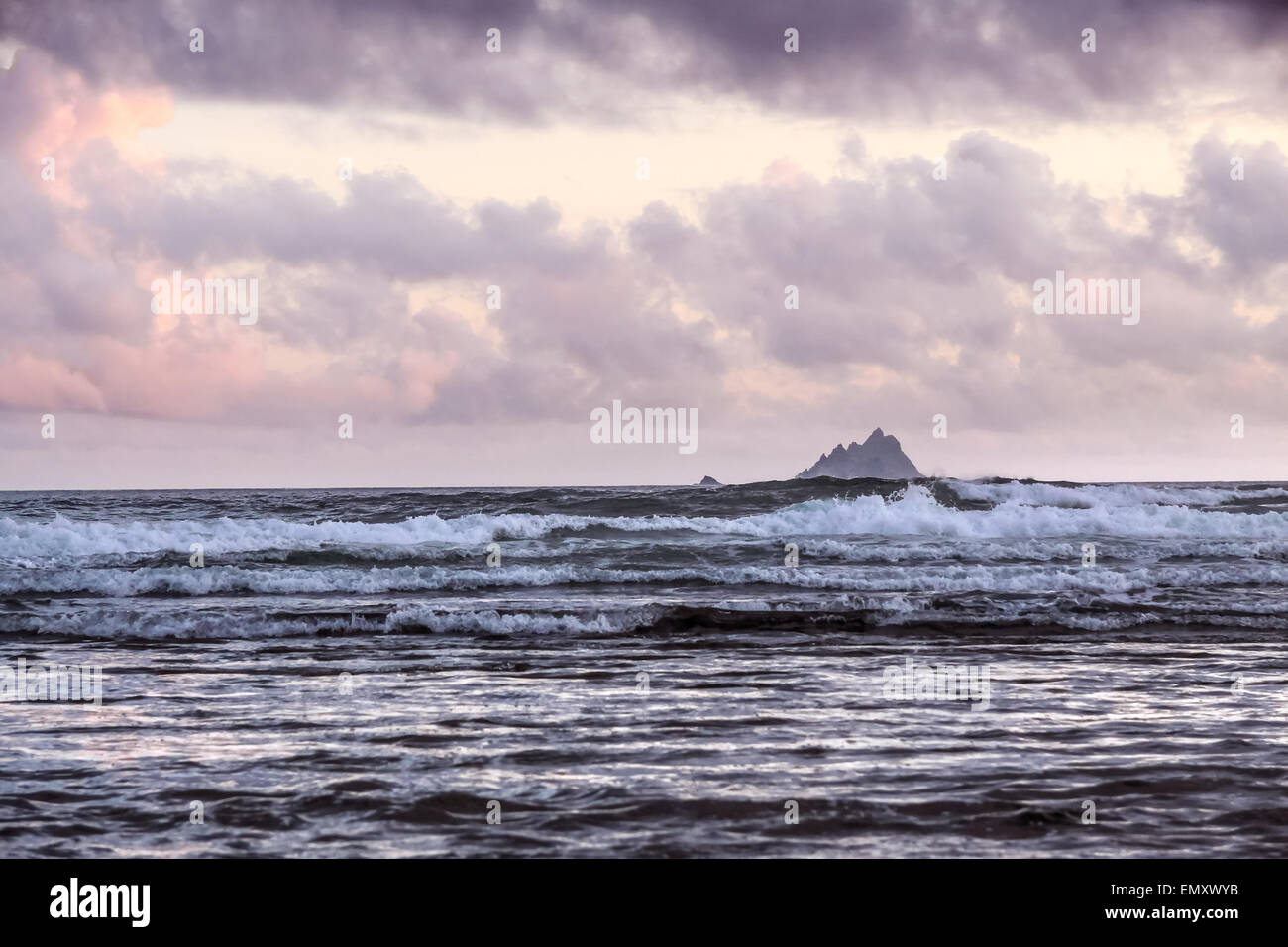 Vista desde la playa de la bahía de St. Finans en las Islas Skelig, Condado de Kerry, Irlanda Foto de stock