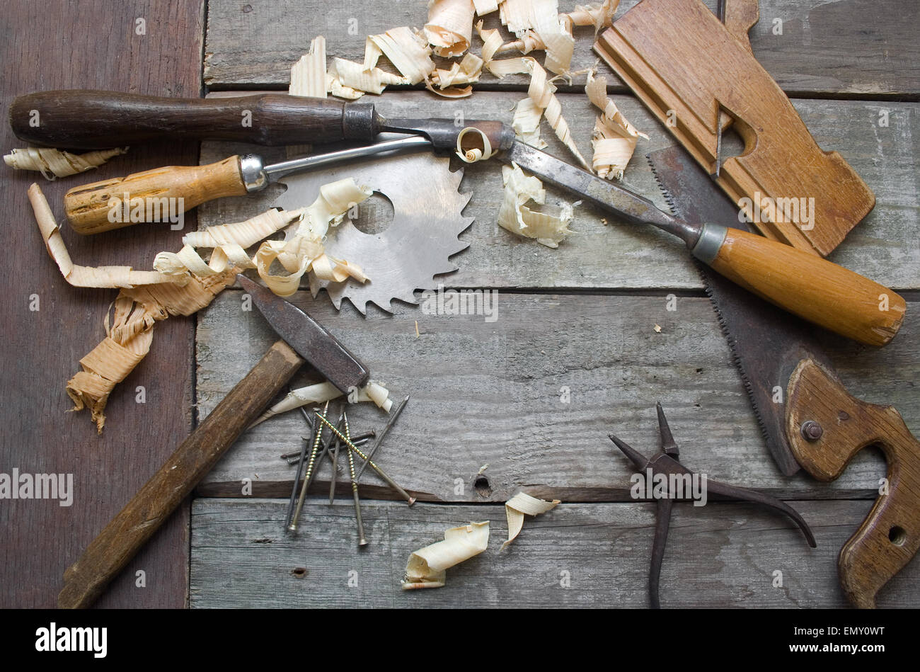 Vista superior de la mesa de carpintero. Oxidado viejo y sucio herramientas  manuales del carpintero acostado sobre la mesa de madera con aserrín  Fotografía de stock - Alamy