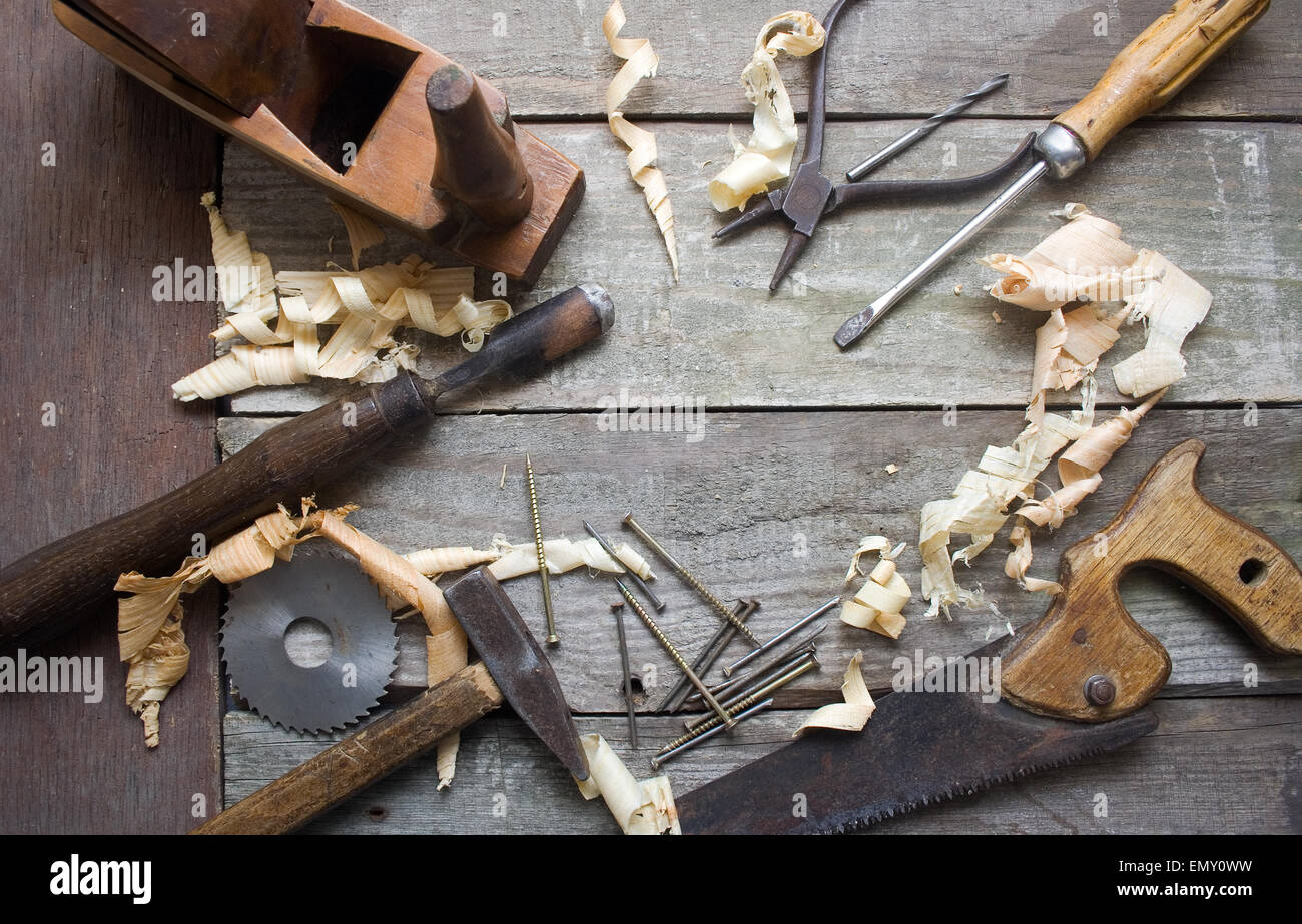 Herramientas de mano antigua tabla vista superior. Oxidado viejo y sucio herramientas  manuales del carpintero acostado sobre la mesa de madera con aserrín  Fotografía de stock - Alamy