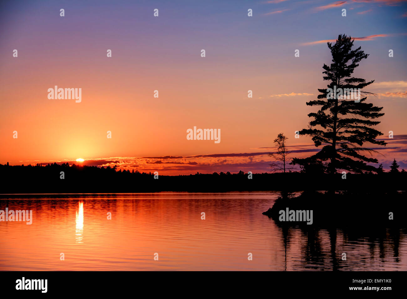 Atardecer en el Algonquin Park sobre McIntosh Lake Fotografía de stock