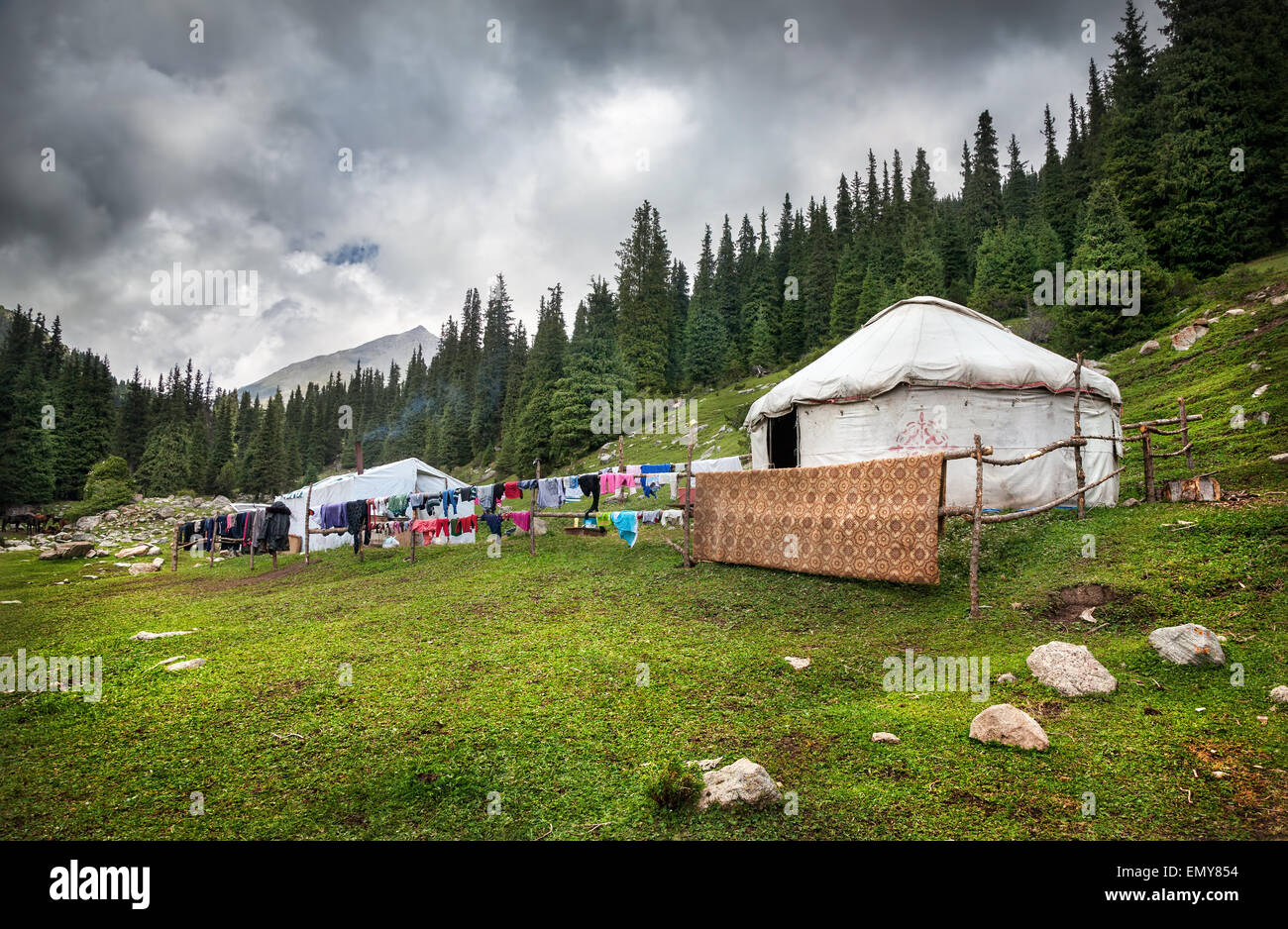 La Urta casa nómada en las montañas de Kirguistán, Asia Central Foto de stock
