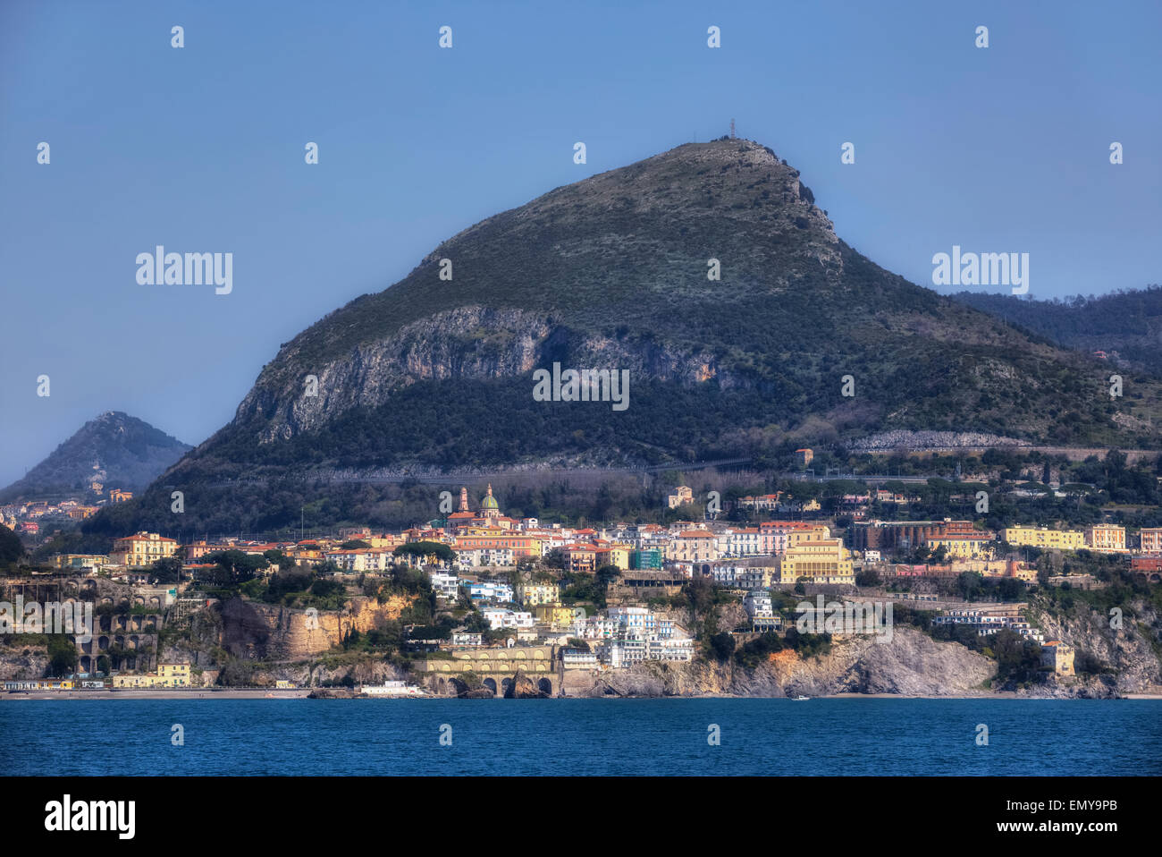 Vietri sul Mare, en la costa de Amalfi, Campania, Italia Foto de stock