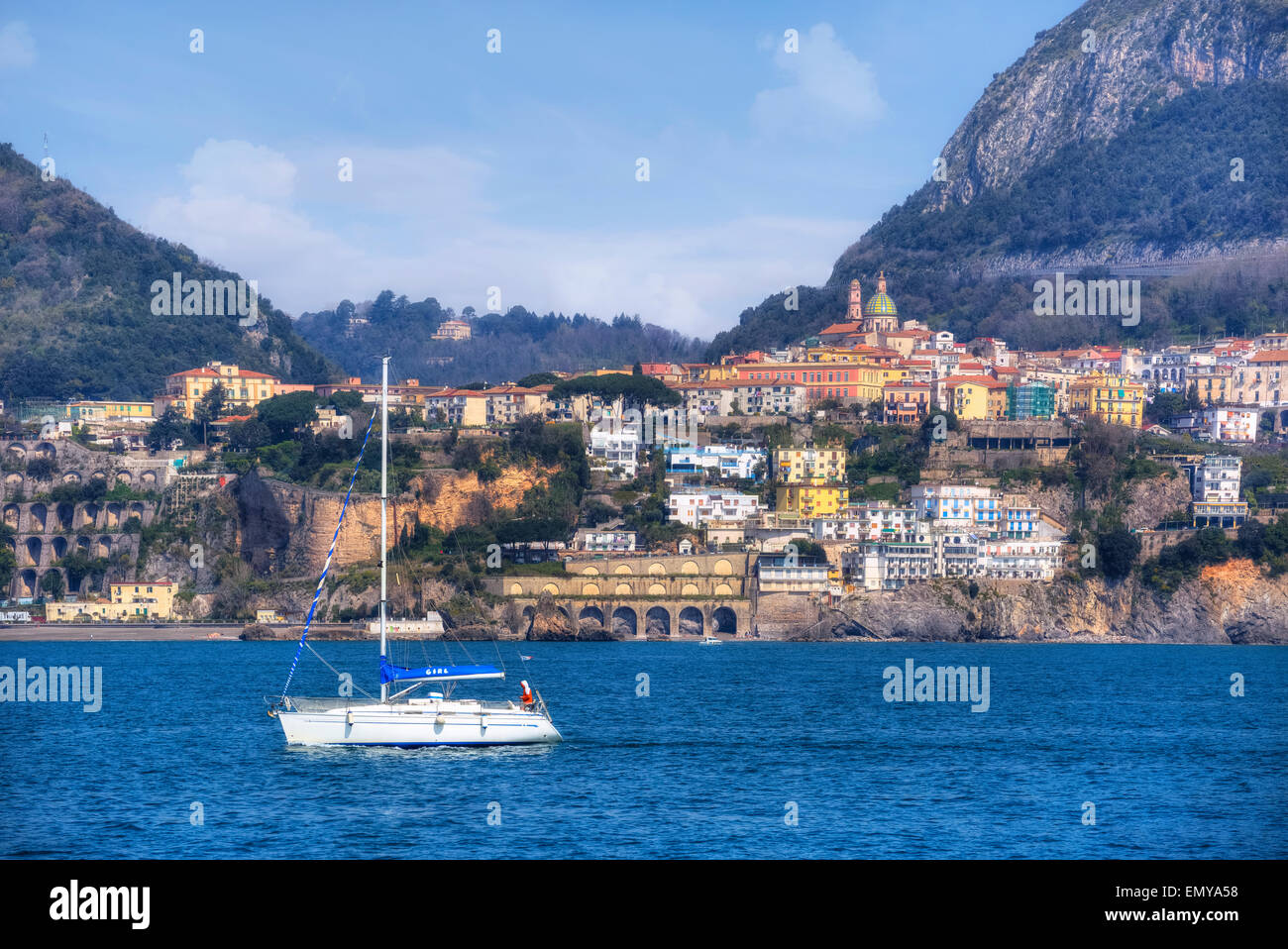 Vietri sul Mare, en la costa de Amalfi, Campania, Italia Foto de stock