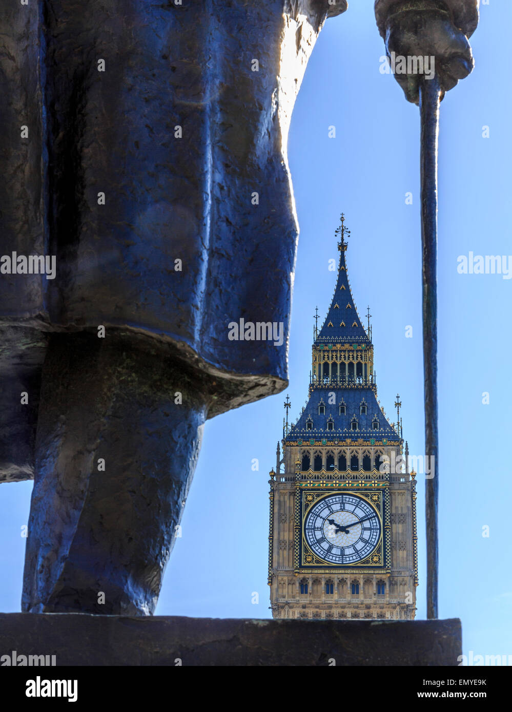 La estatua de Sir Winston Churchill en la Plaza del Parlamento con el Big Ben de fondo Londres England Reino Unido Foto de stock