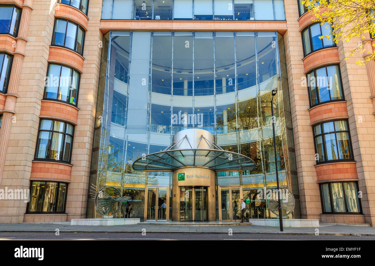Vista diurna de la oficina corporativa de BNP Paribas en Londres, Londres, Inglaterra, Reino Unido Foto de stock