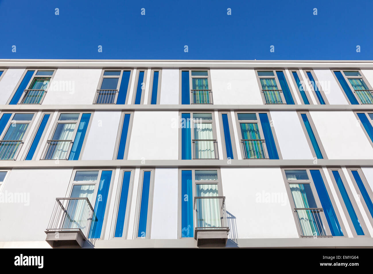 Edificio blanco con arquitectura residencial moderna Foto de stock