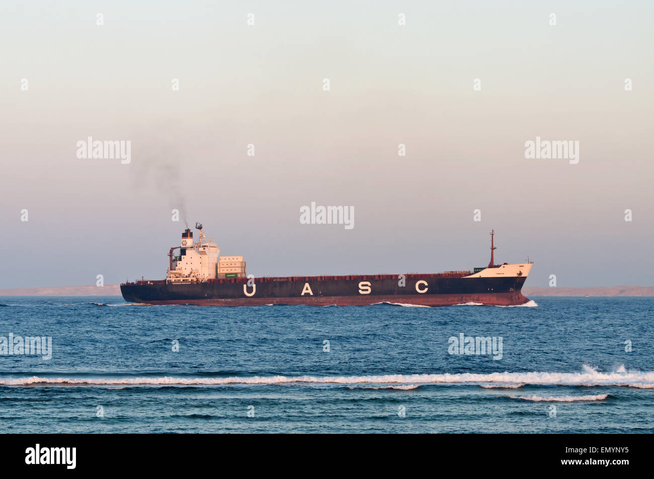 Sharm El Sheikh, Egipto, Noviembre 21, 2010: un buque portacontenedores Hammurabi (casi vacío) velas a lo largo de la costa del Mar Rojo. Foto de stock