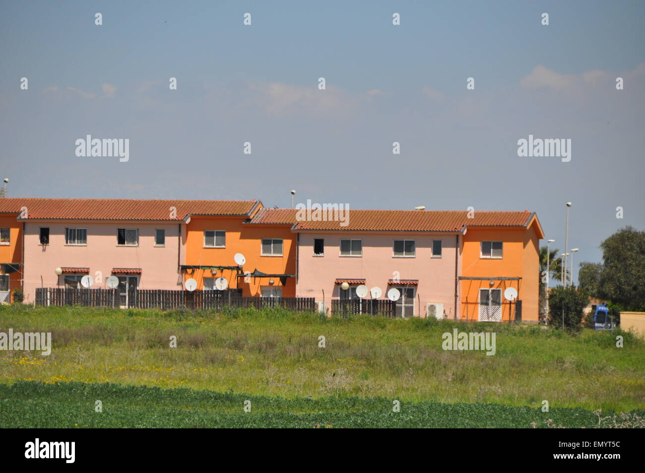 El centro de detención de Mineo, en Sicilia, Italia, Martes, 22 de abril de 2015. Aunque los migrantes pueden ir y venir como lo deseen, sin los documentos adecuados, es inútil tratar de escapar. Según el Director del Centro, actualmente hay más de 3.200 migrantes, en su mayoría subsaharianos que están gastando años aquí esperando el asilo político. También hay más de 200 grupos étnicos en el centro. (CTK Foto/Tereza Supova) Foto de stock