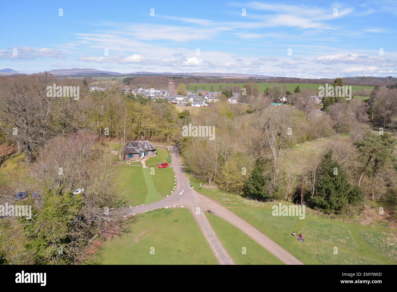 Vista de la aldea escocesa de Doune, visto desde la parte superior de Doune Castle, Stirling, Escocia en un día de primavera Foto de stock