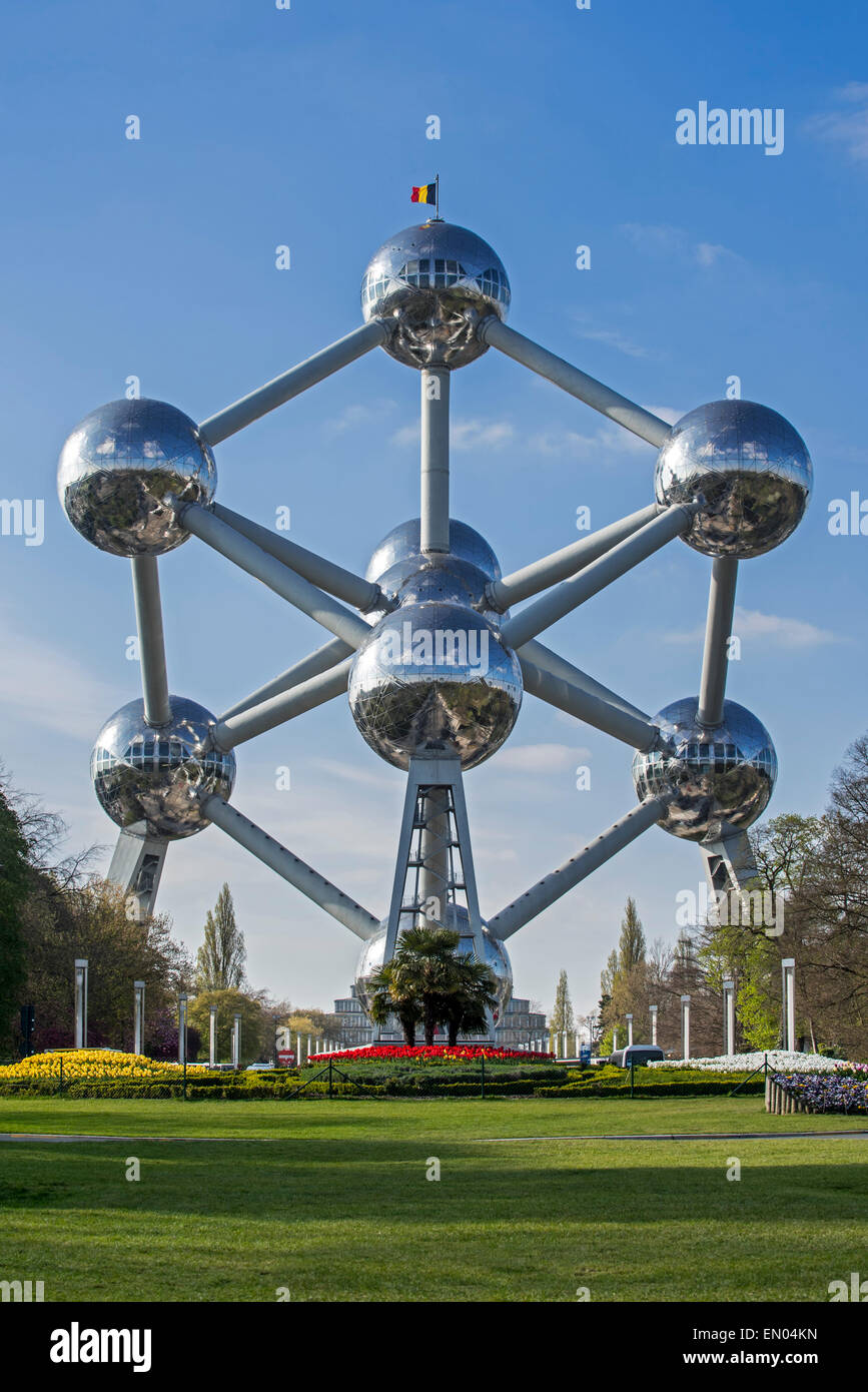 El Atomium, hito en la capital Bruselas, originalmente construido para la Expo 58, 1958 La Feria Mundial de Bruselas en Bélgica Foto de stock