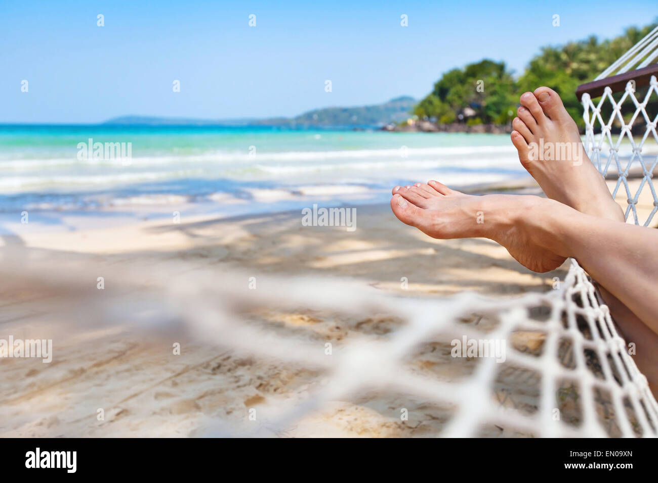 Relajarse en una hamaca en la hermosa playa Paraíso Foto de stock