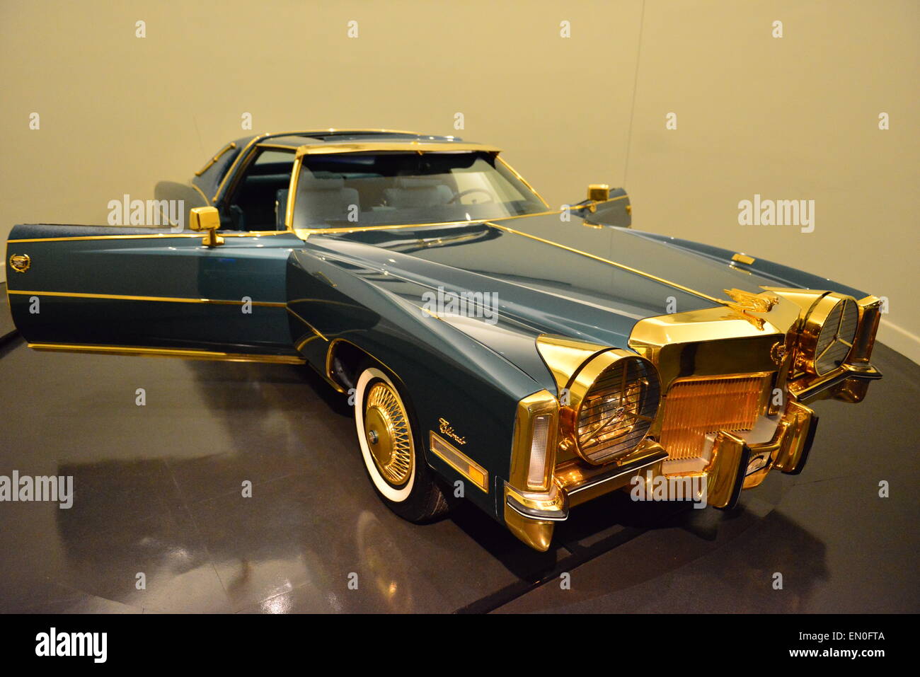 Cadillac blanco y emblema fotografías e imágenes de alta resolución Alamy