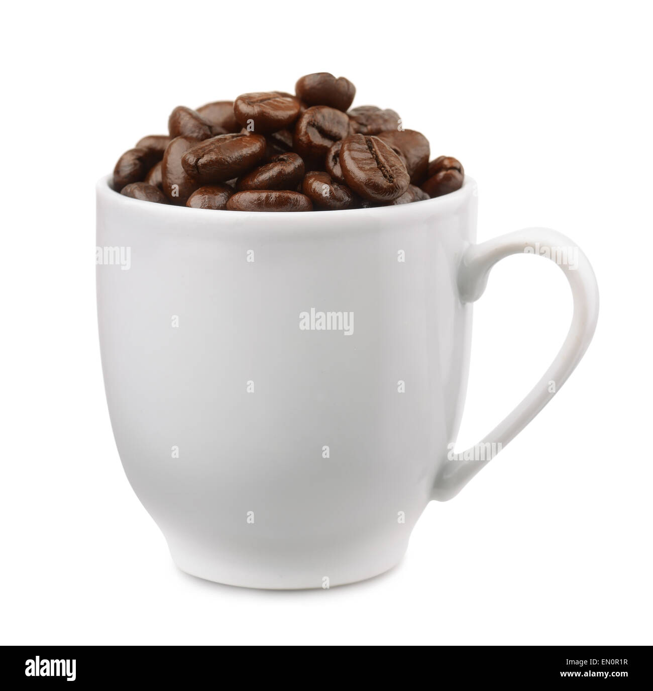 Taza llena de café en grano aislado en blanco Foto de stock