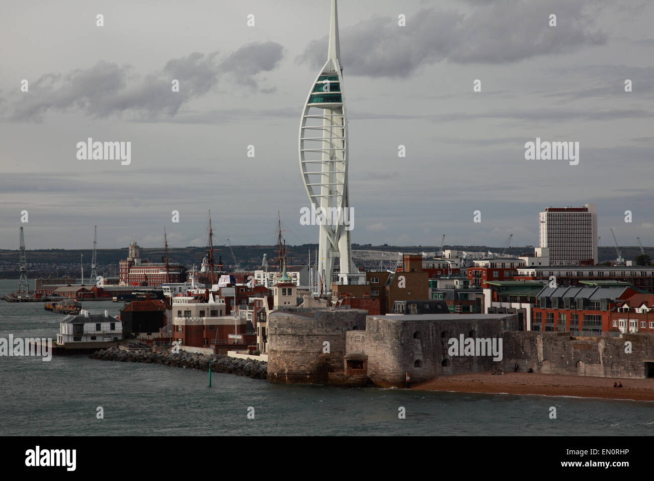 La torre redonda y la Torre Spinnaker en la entrada al puerto de Portsmouth, Hampshire, Inglaterra, Reino Unido. Foto de stock