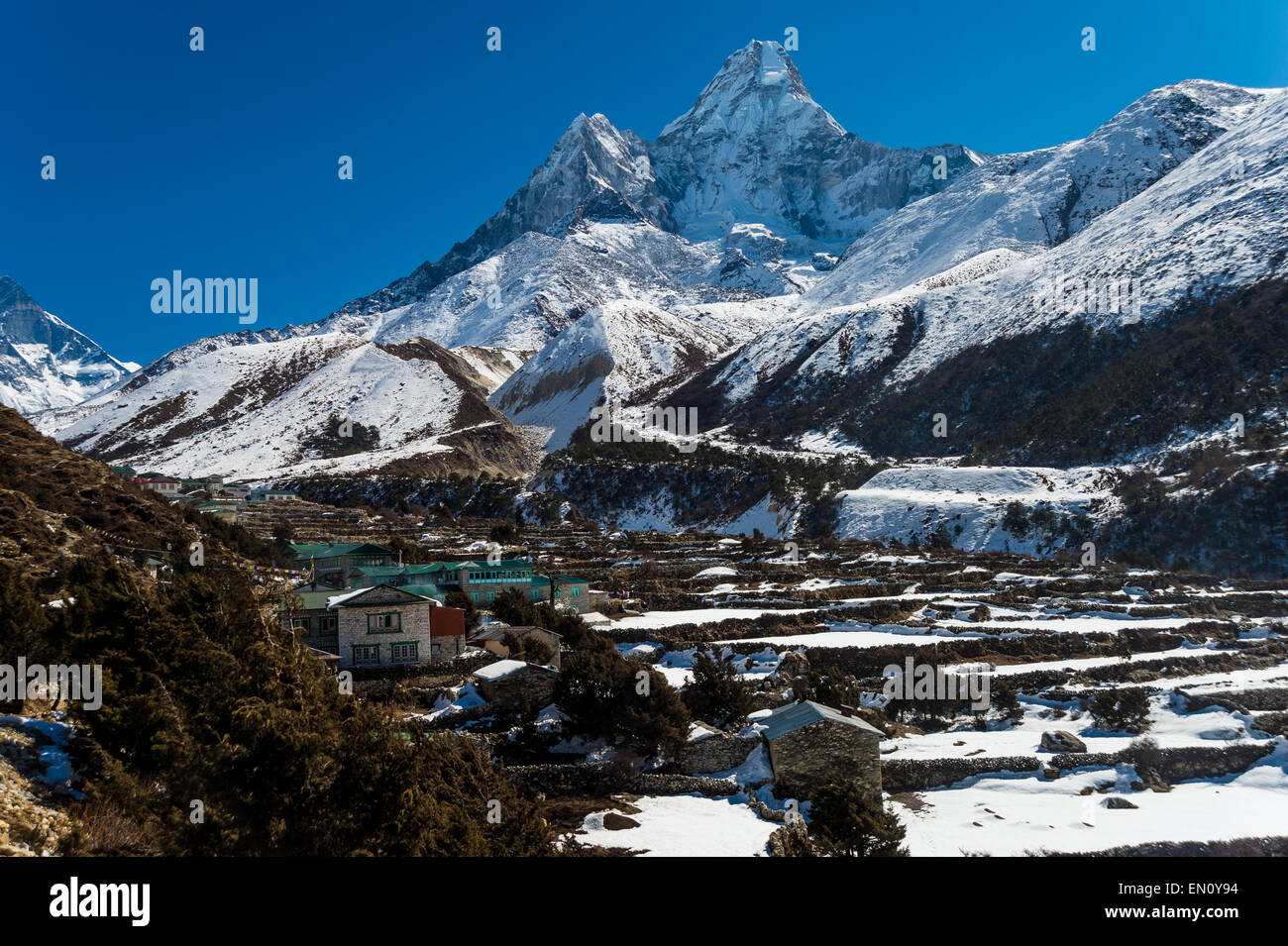 Khumjung aldea en Nepal, con el Ama Dablam montaña en el fondo Foto de stock